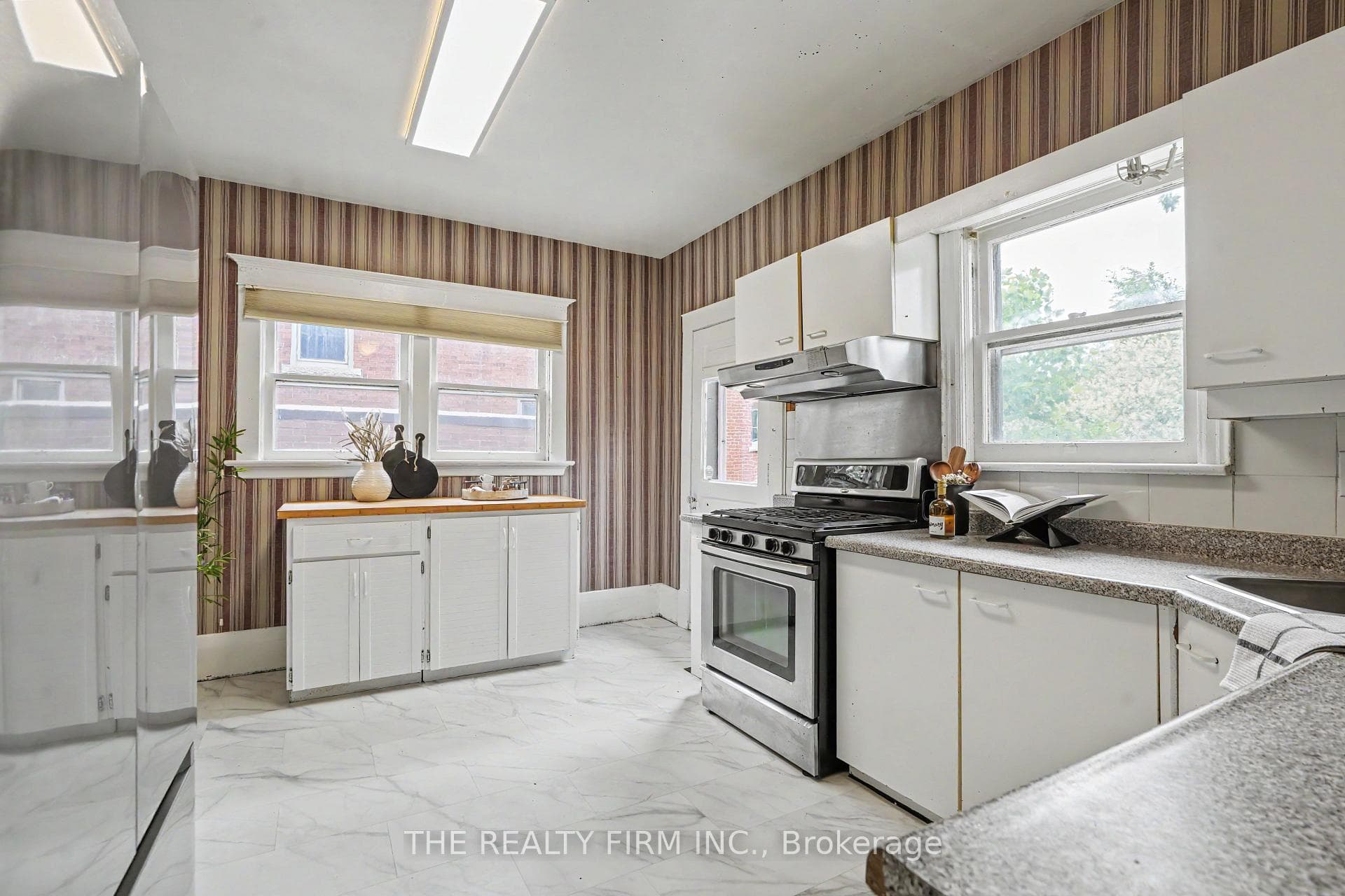 925 Maitland Street photo 5