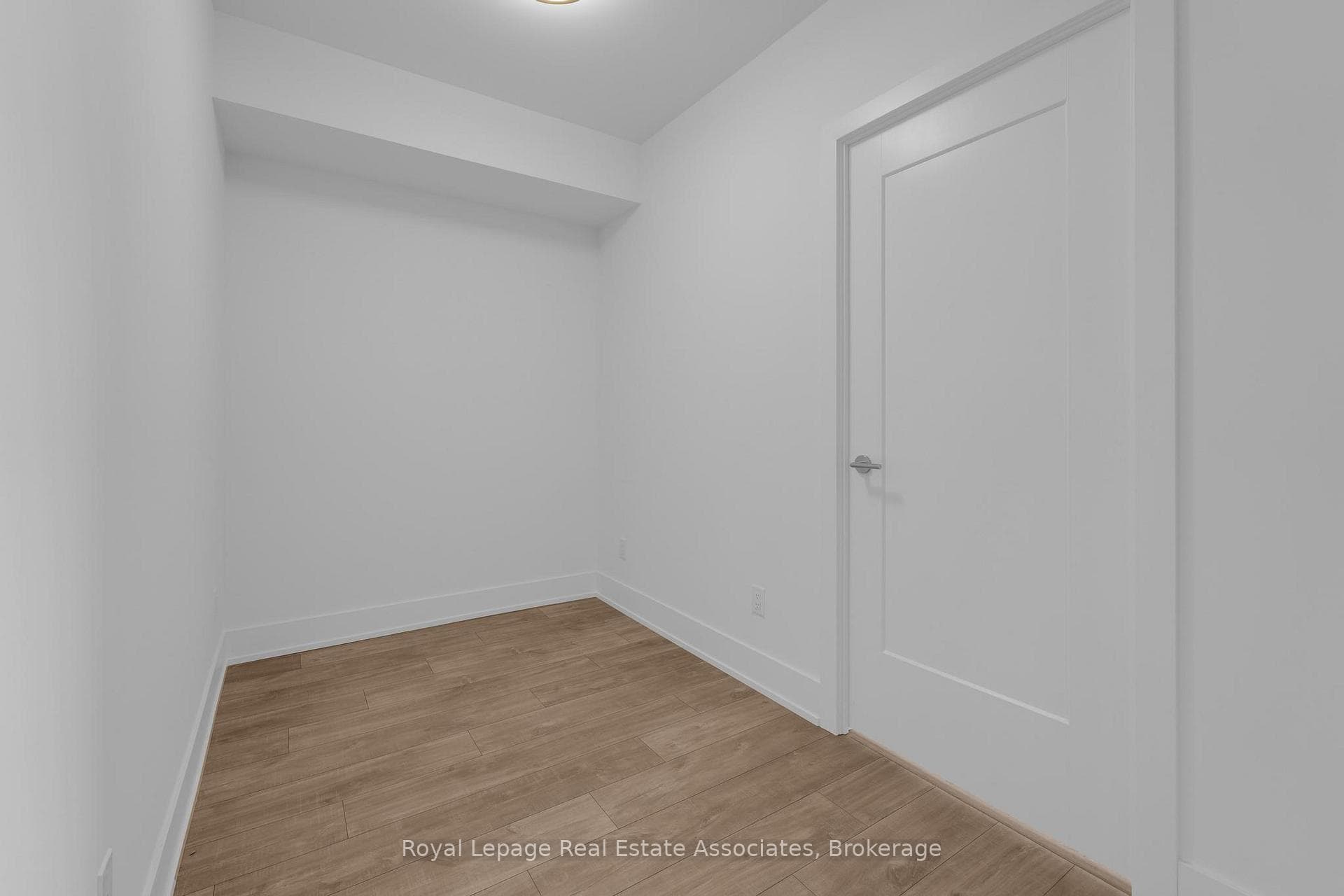259 The Kingsway N/A Unit 404 photo 11