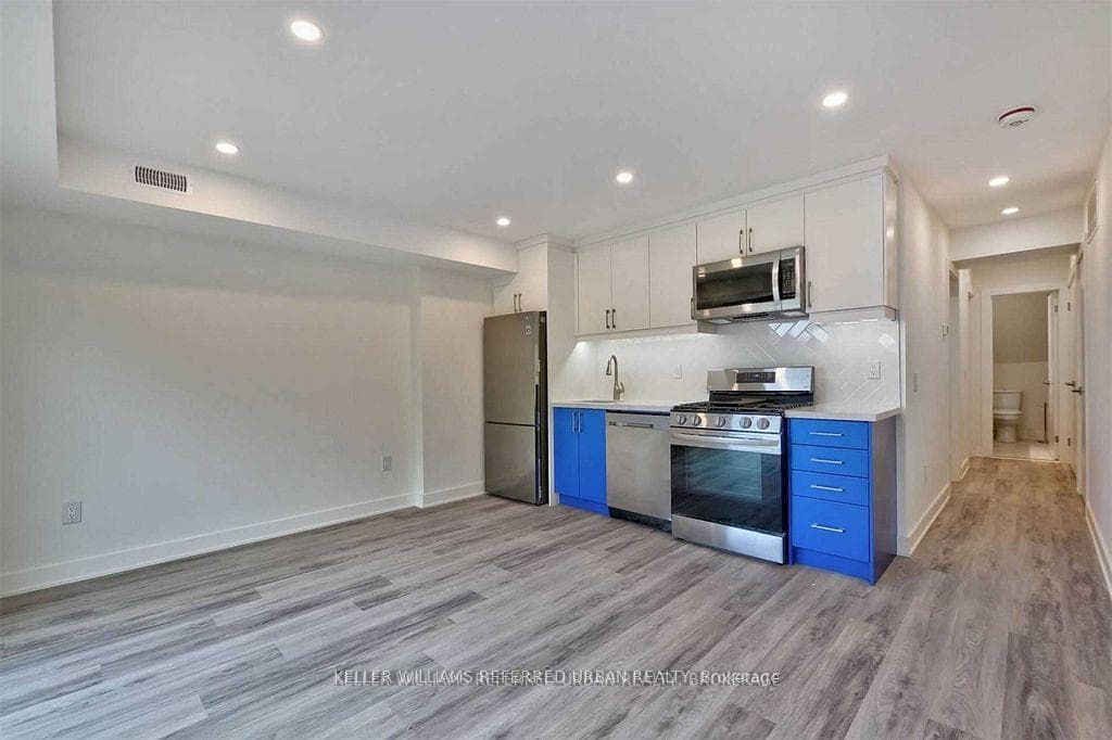 653 Manning Avenue Unit 4 photo 3