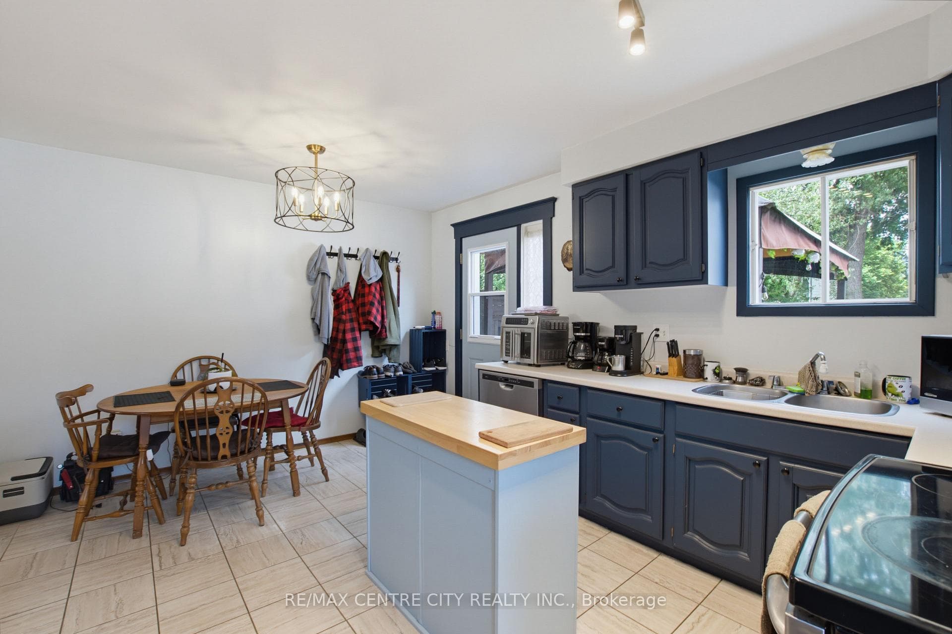 581 Deveron Crescent photo 21