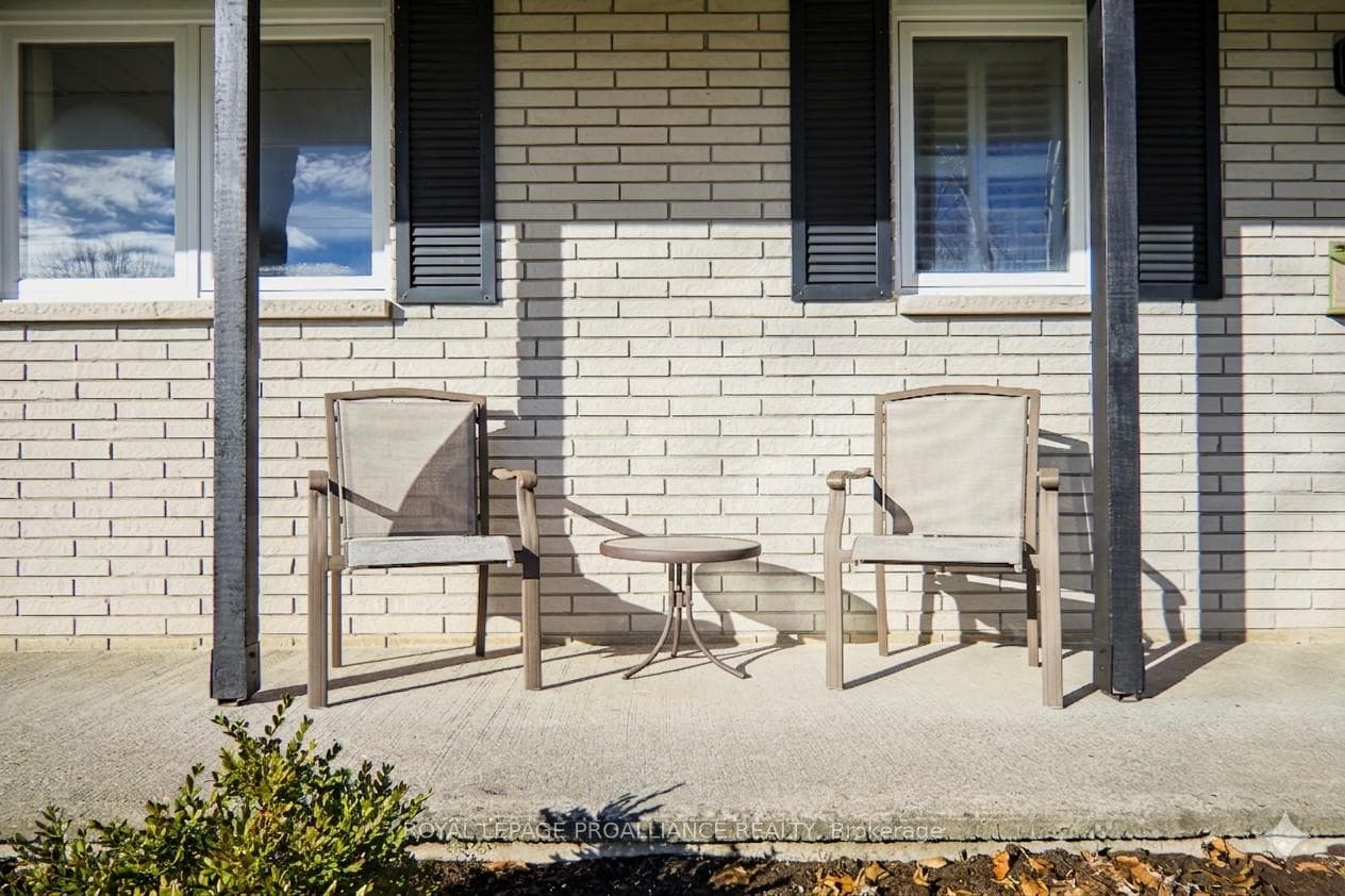 371 Maple Avenue photo 5