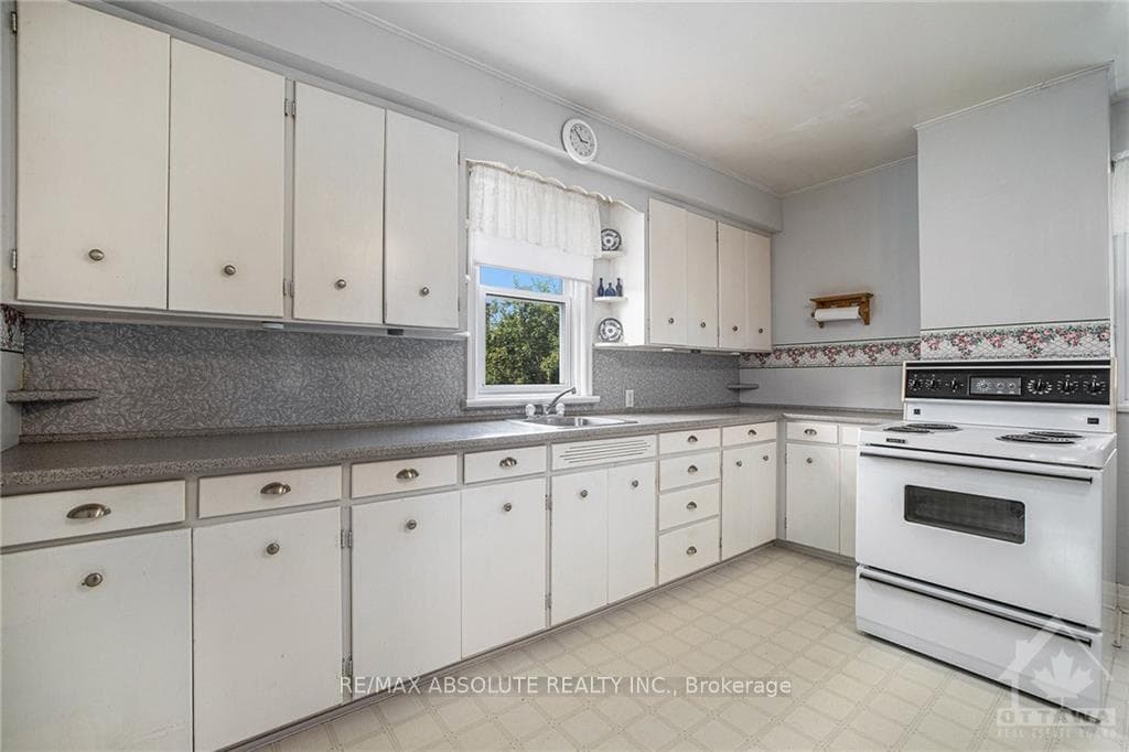 135 POOLE Street photo 6