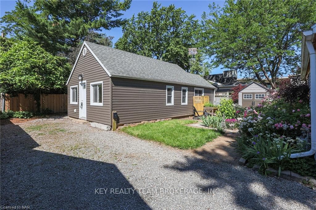 Back 2 bdrm house