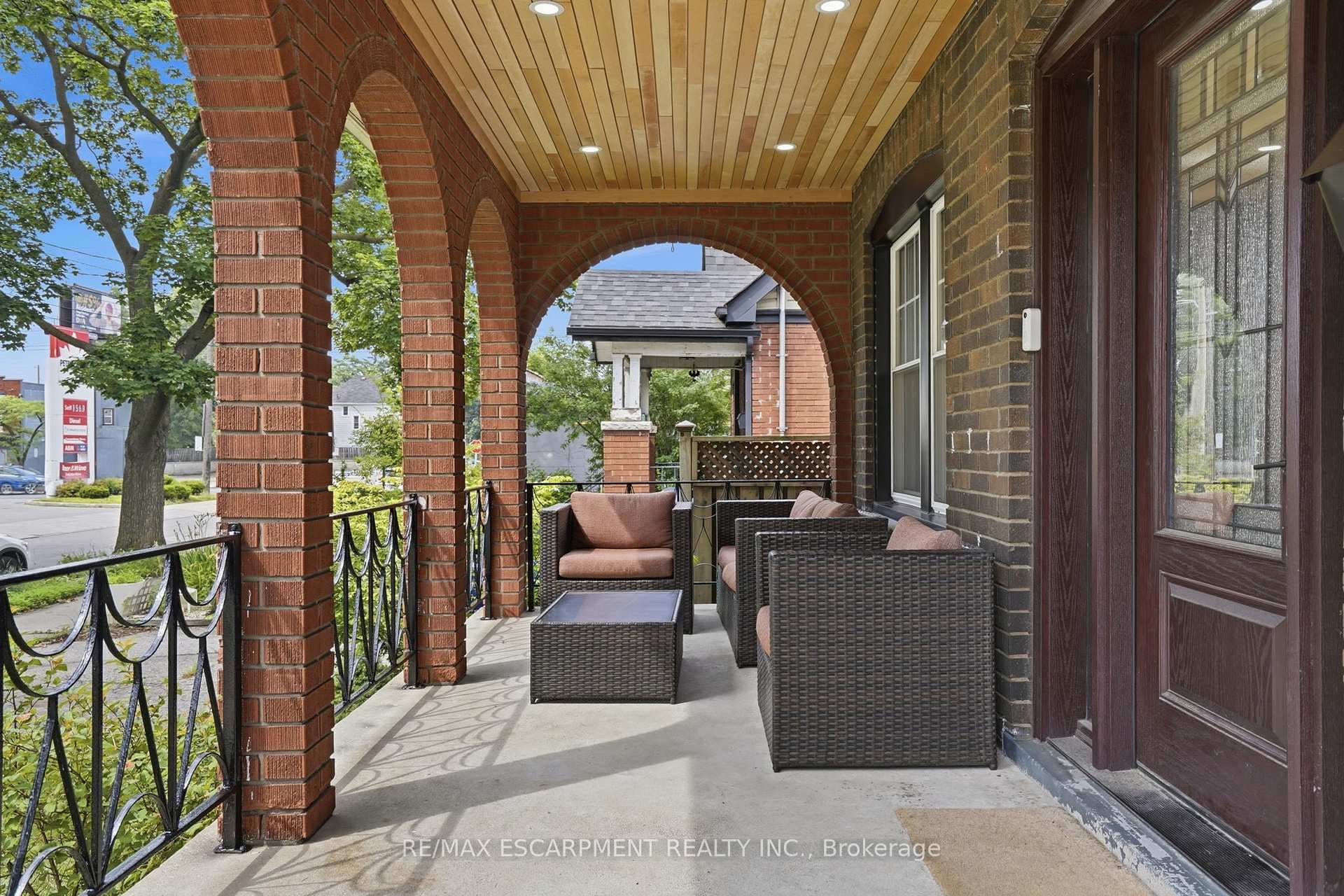17 Tuxedo Avenue photo 3