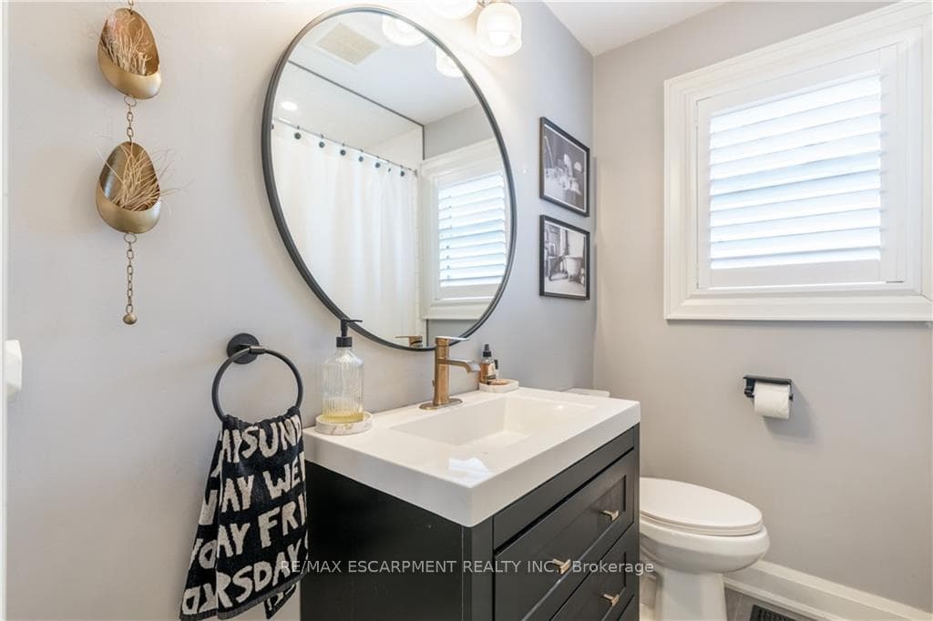 64 Leslie Avenue photo 17