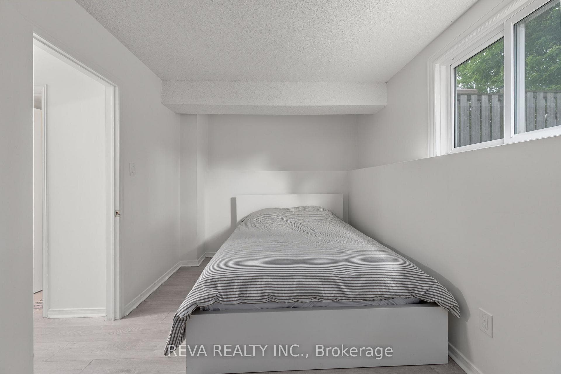 1421 Ritson Road photo 17