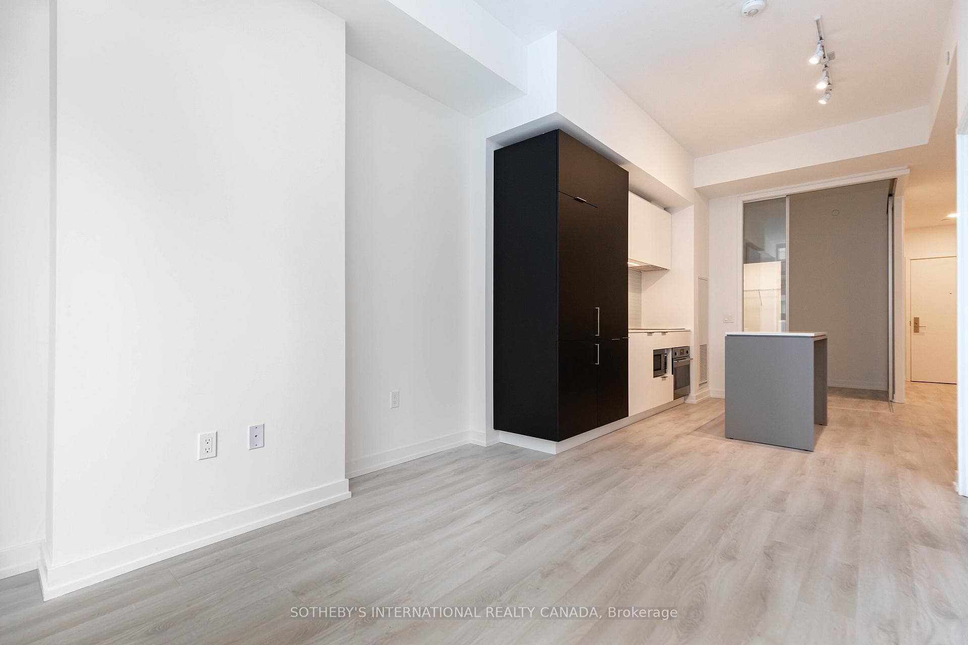 33 Helendale Avenue Unit 403 photo 3