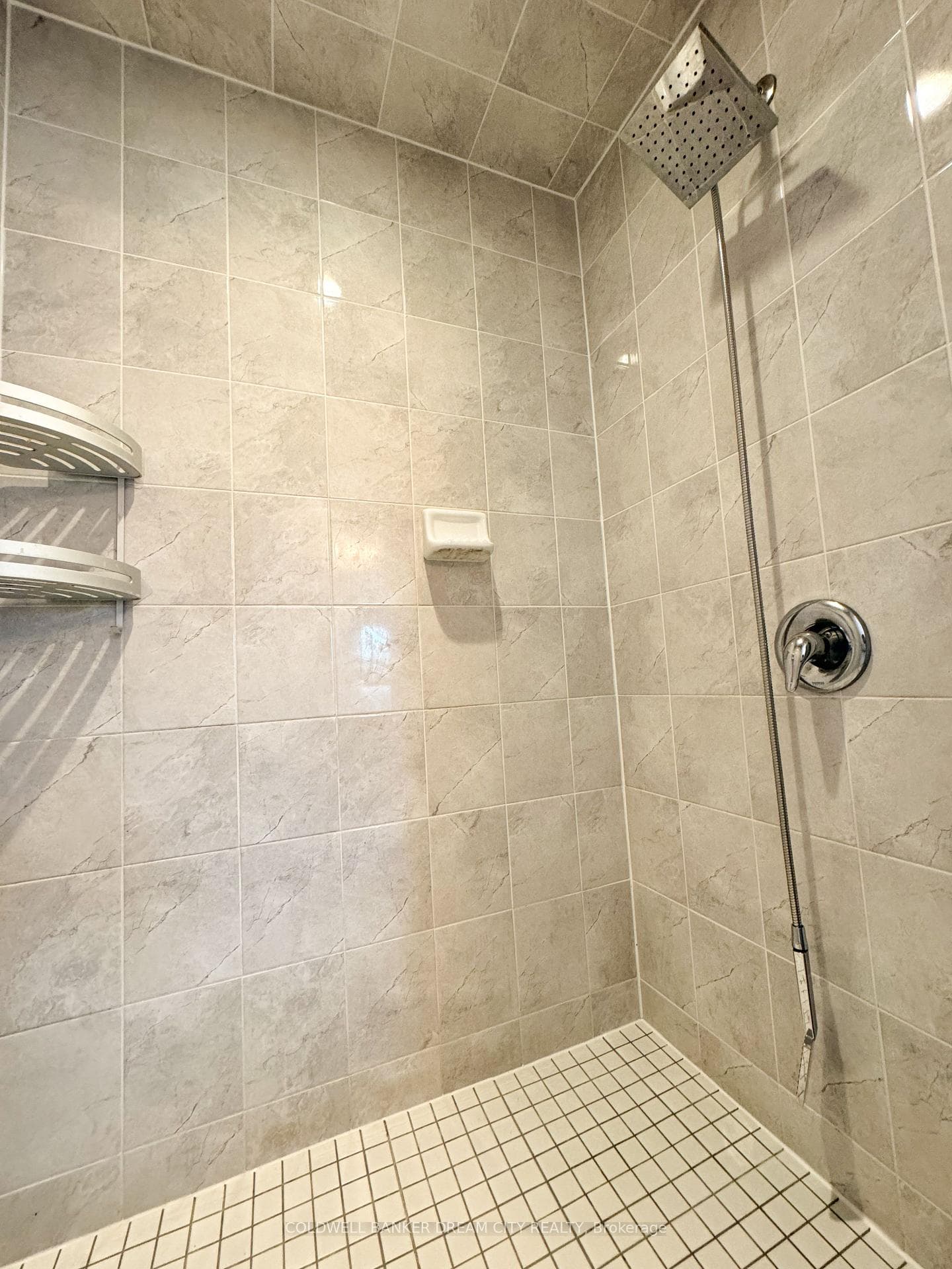 105 Elm Street photo 23