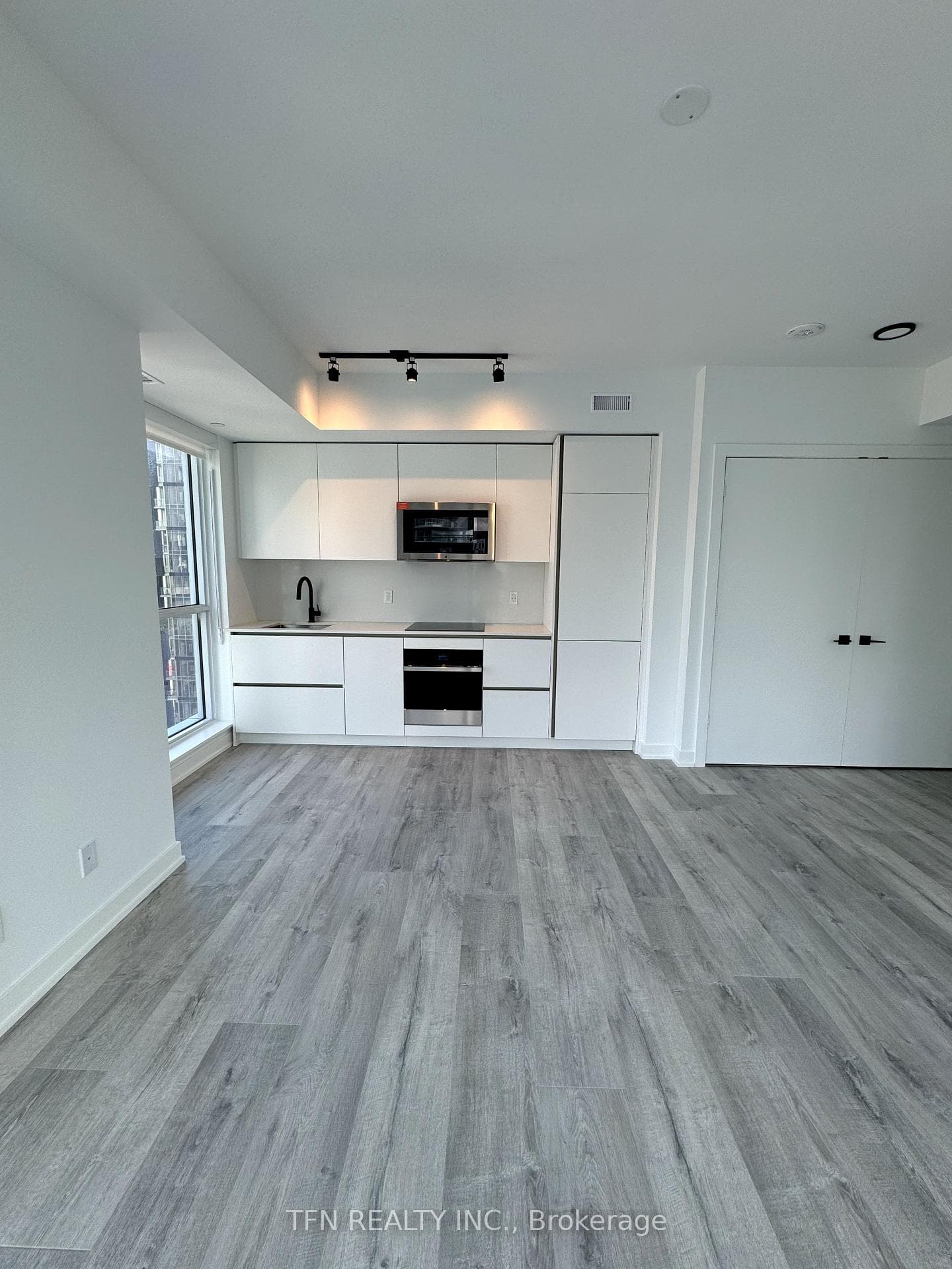 327 King Street Unit 3707 photo 5