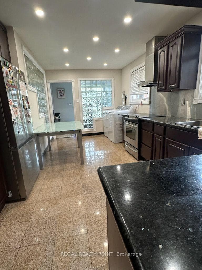 6 Harrington Crescent photo 3