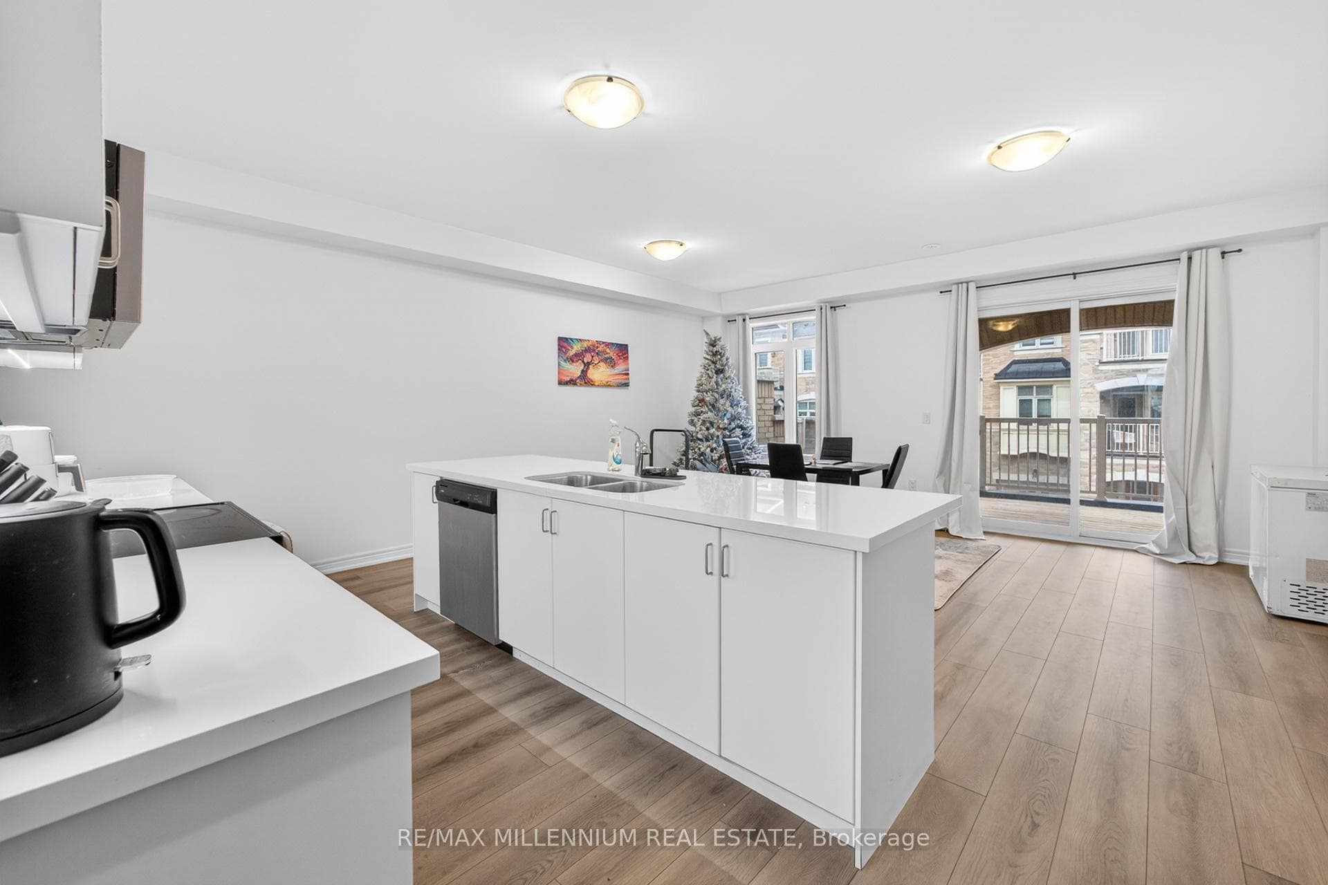 505 Dundas Street photo 27