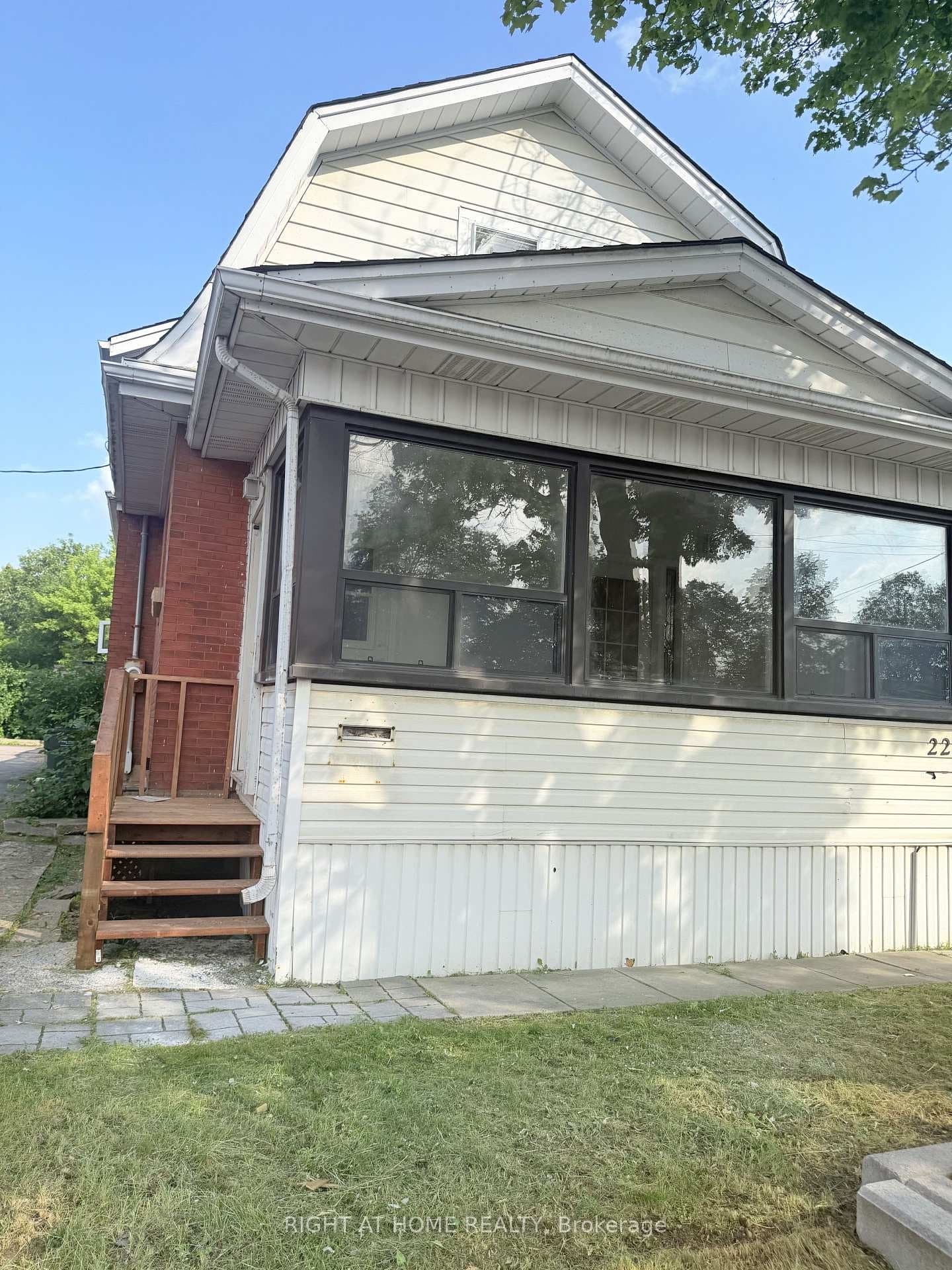223 Queen Street photo 3