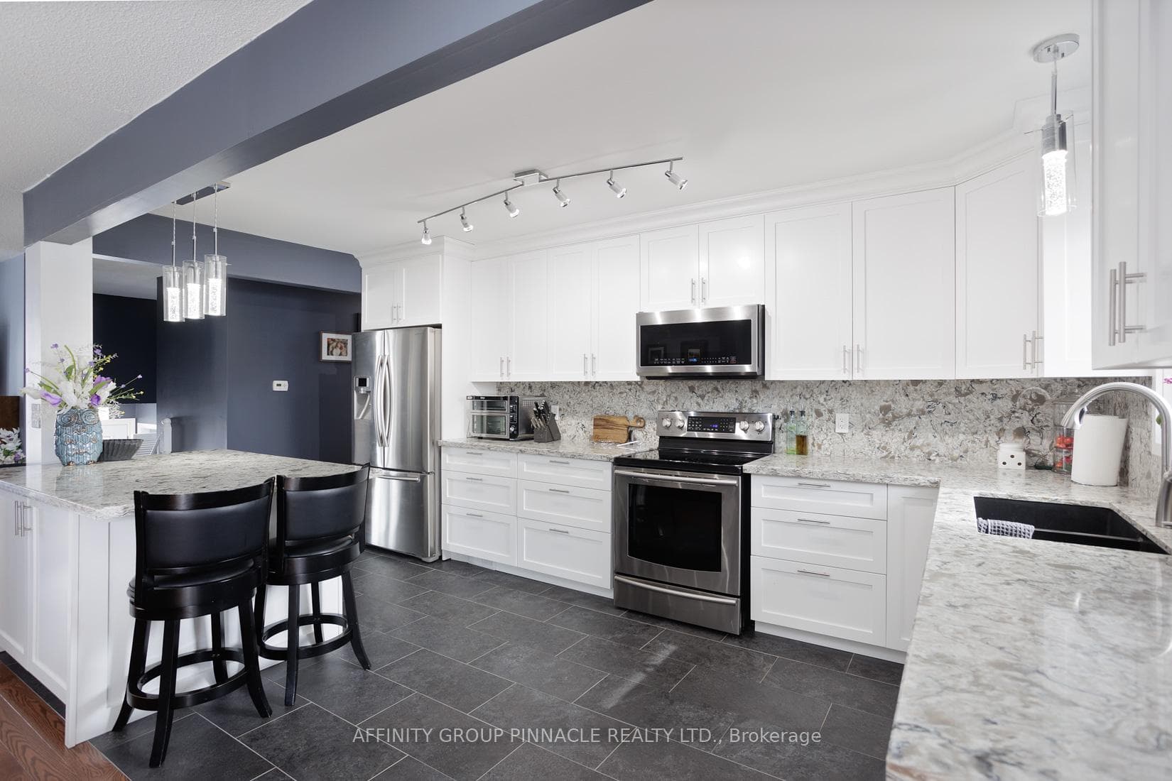 271 Mary Street photo 9