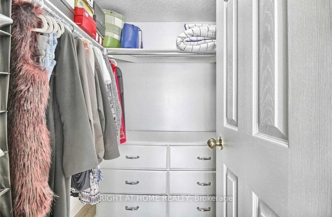 Ensuite Walk-in Closet