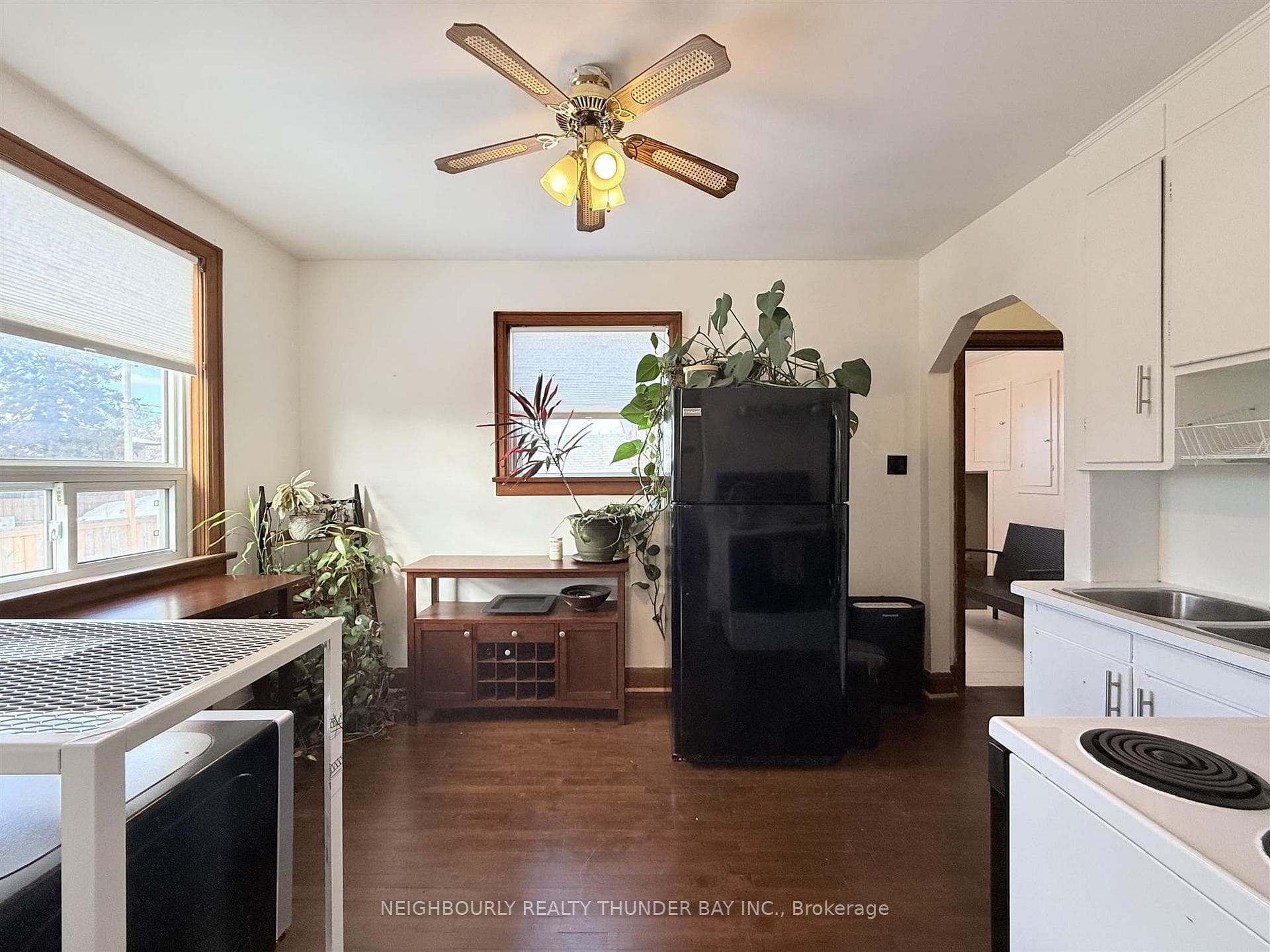 543 Leslie Avenue photo 9