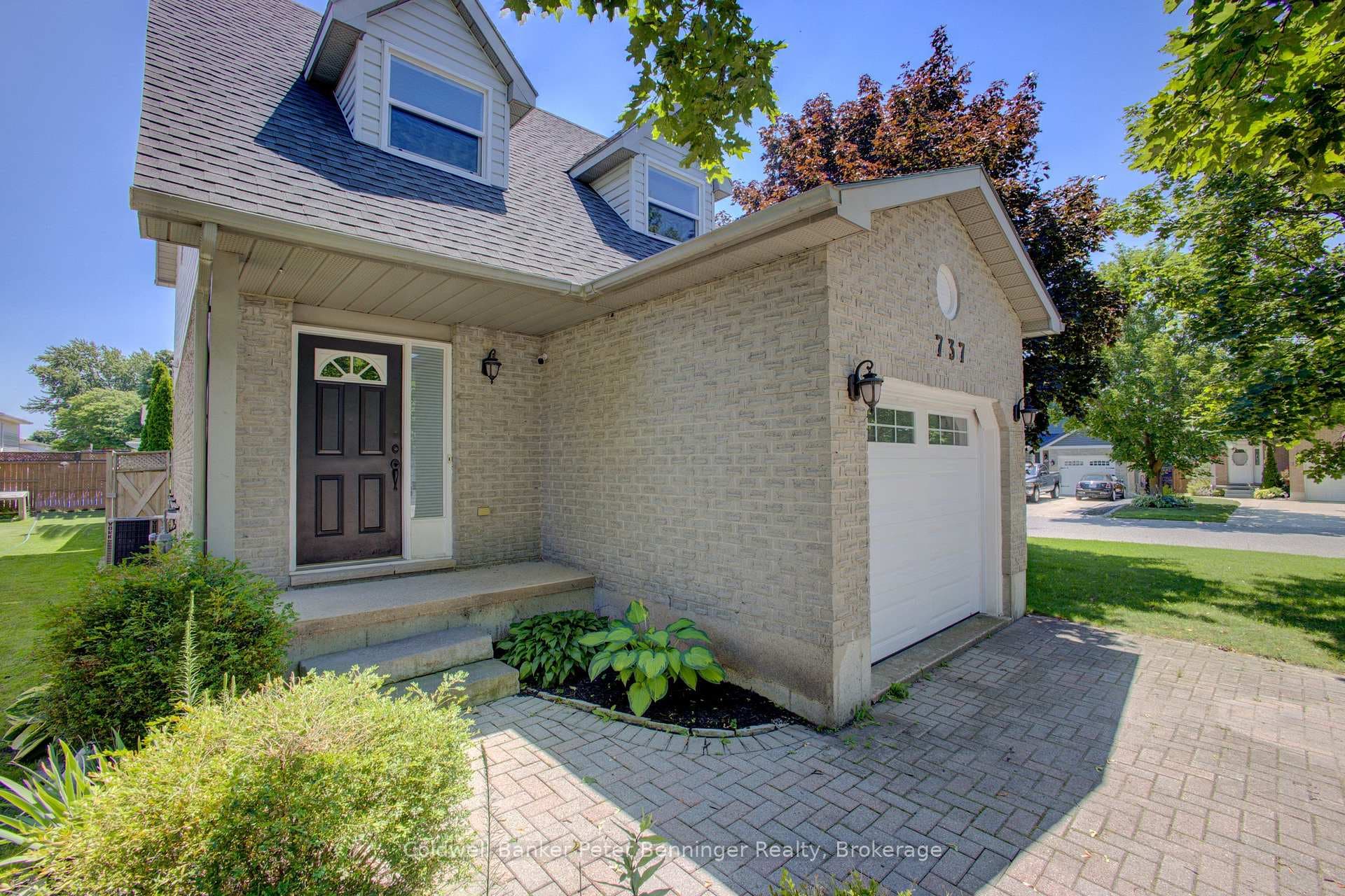 737 Mackendrick Drive photo 4