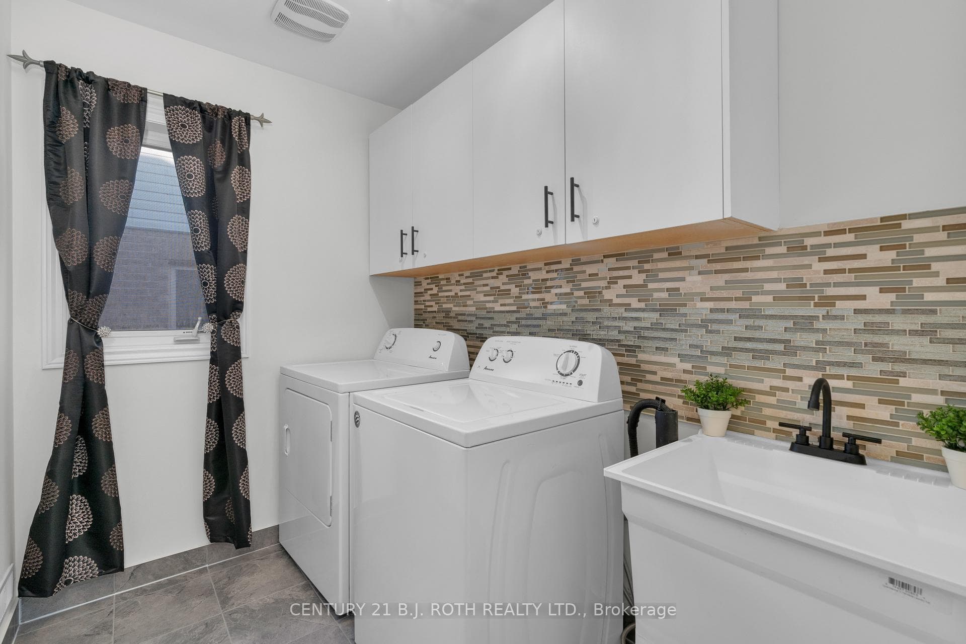 1056 Wickham Road photo 26