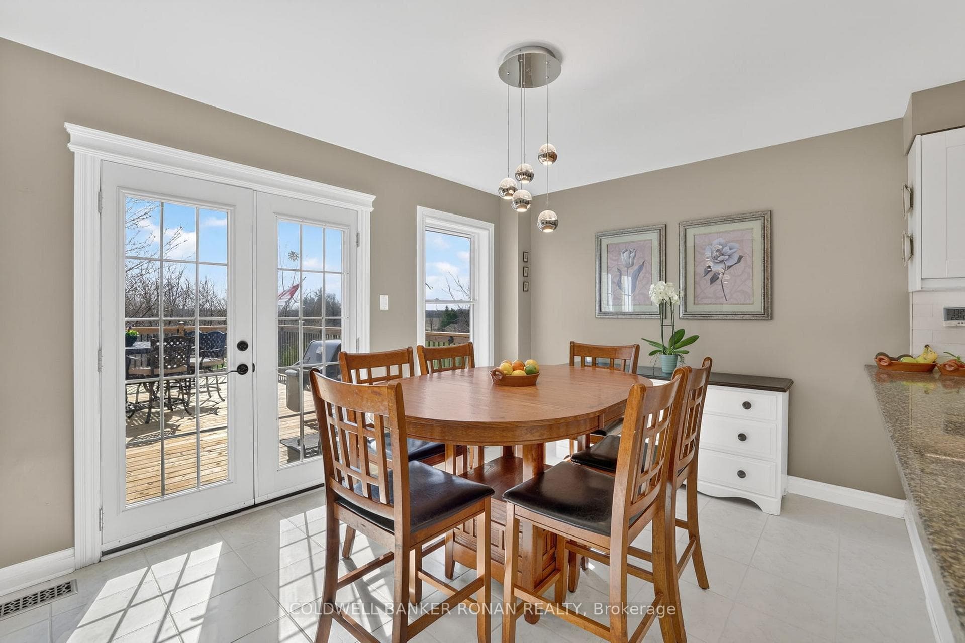 240 Howard Crescent photo 12