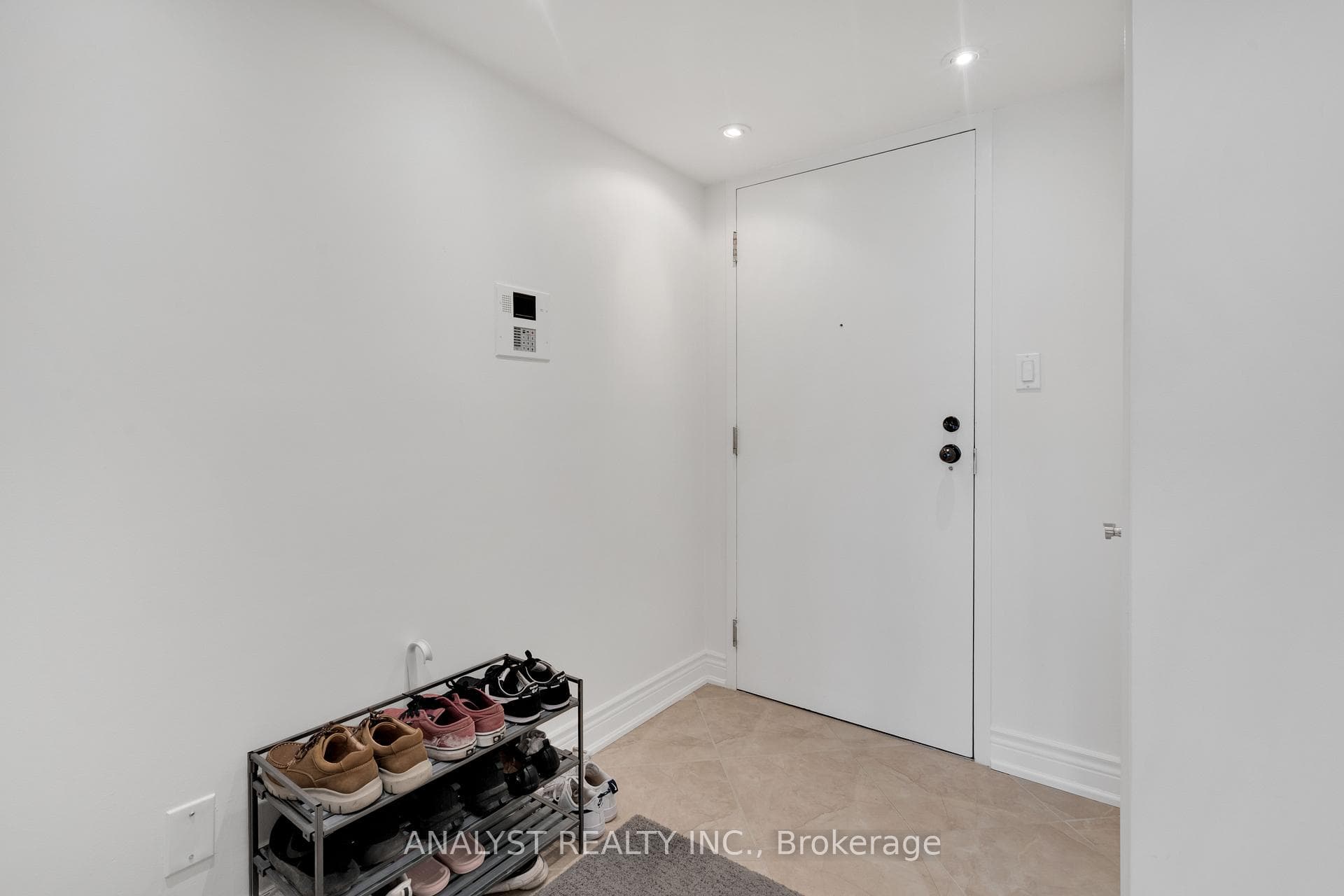 50 Eglinton Avenue Unit 909 photo 5