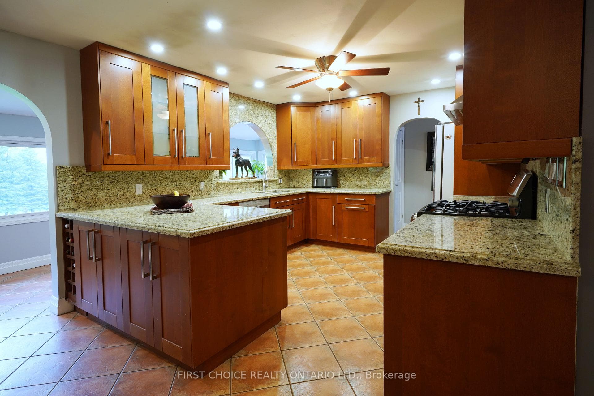Granite counters, pantry.