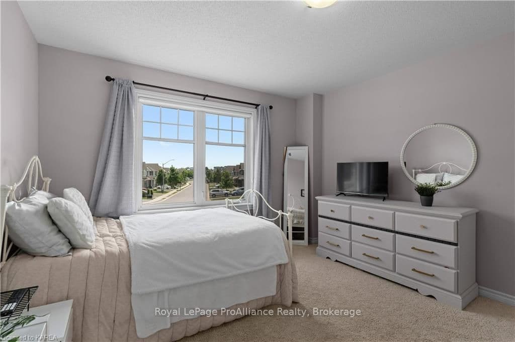 565 SAVANNAH Court photo 32