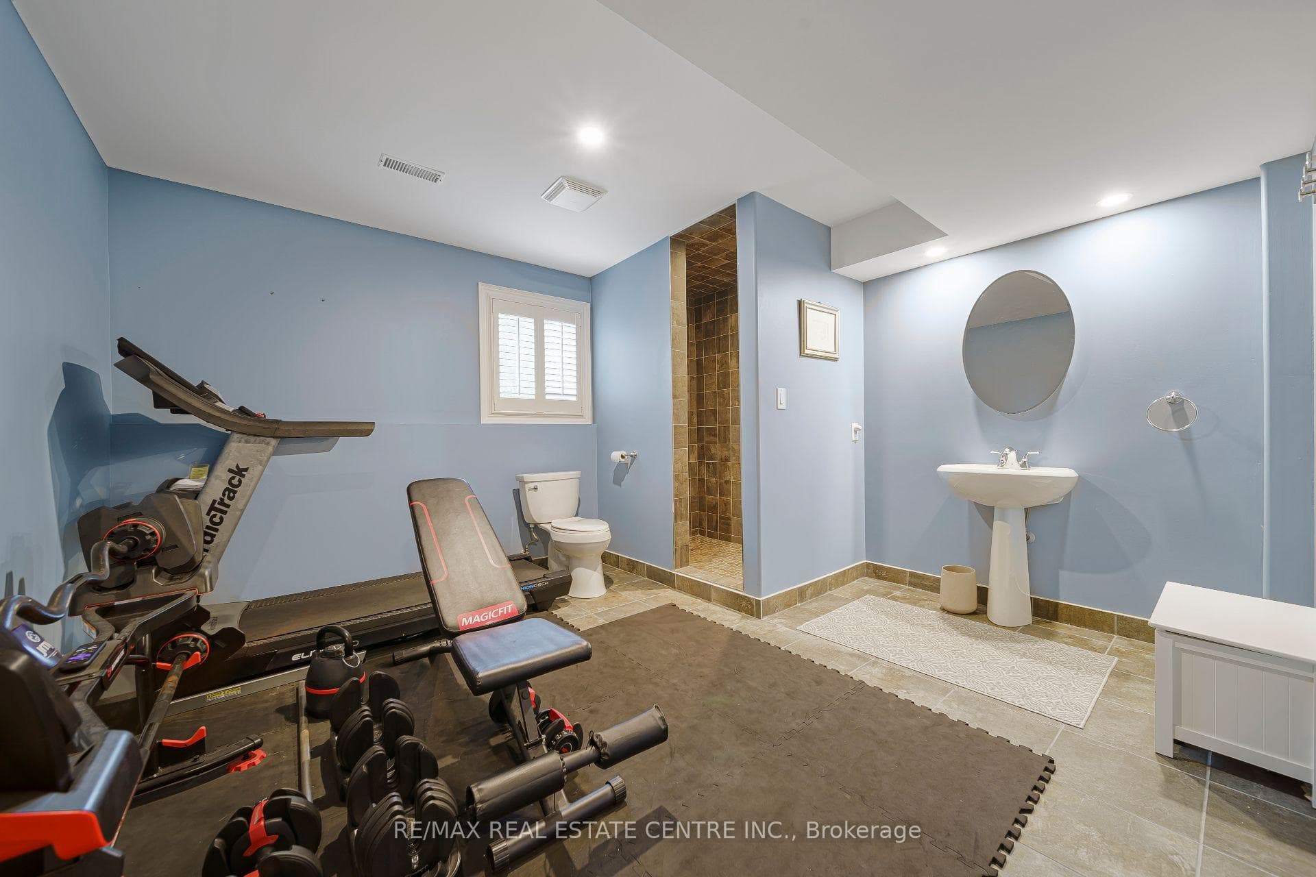 112 Dirksen Court photo 37