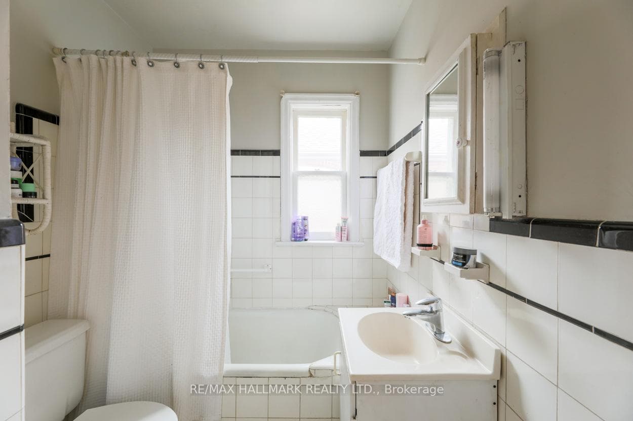 Main Floor 4pc Washroom