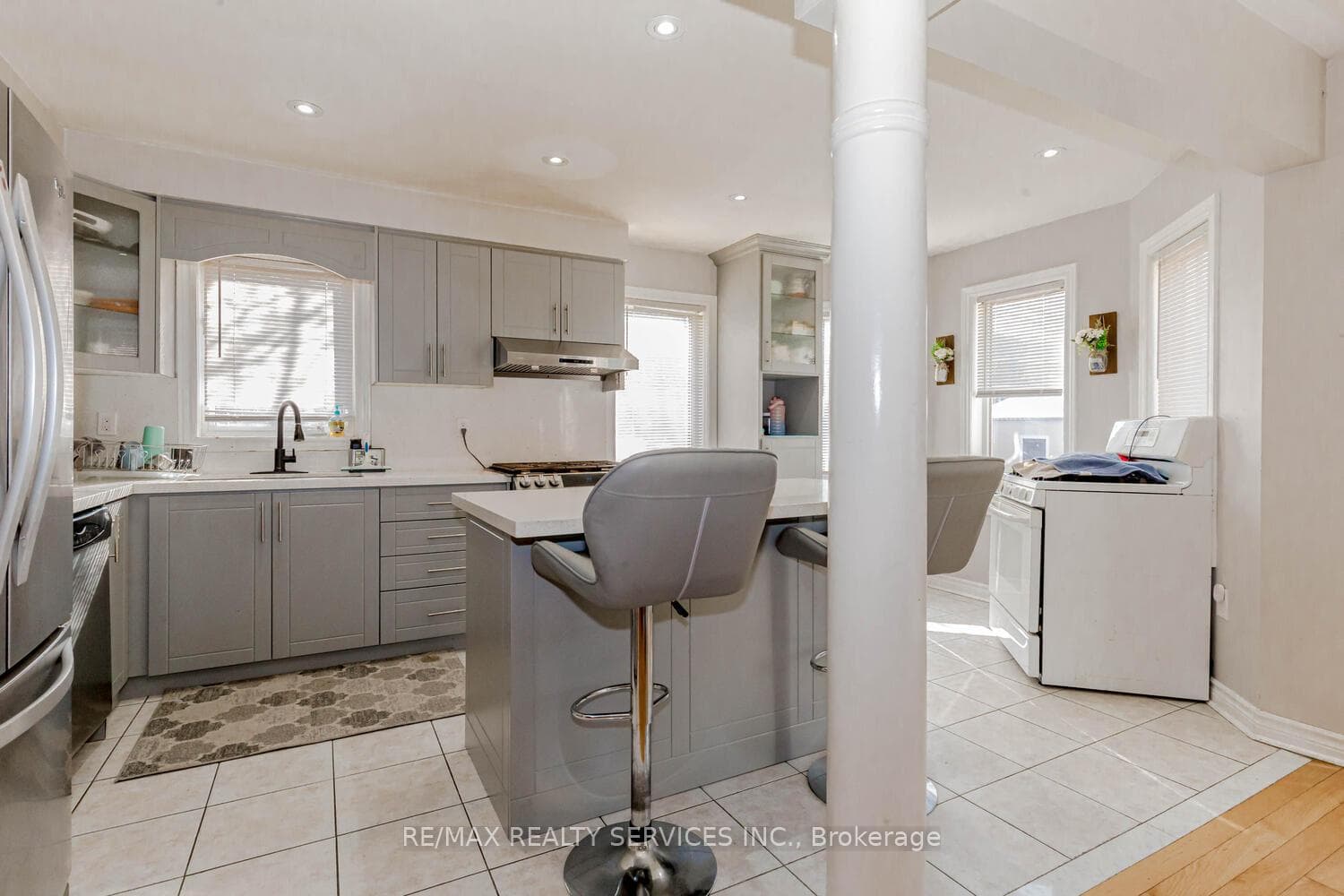 40 Manorwood Court photo 9