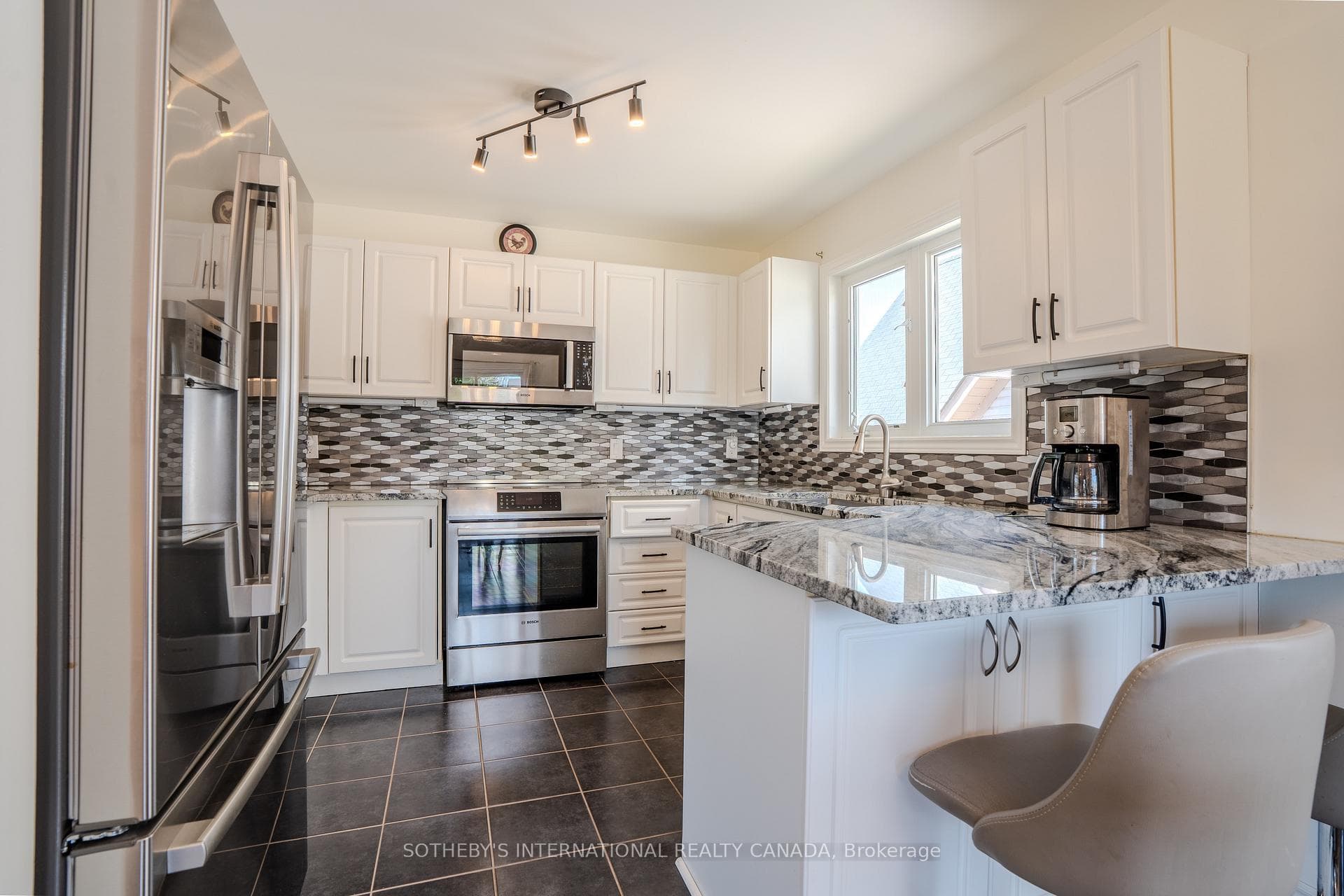 19 Grand Poplar Lane photo 11