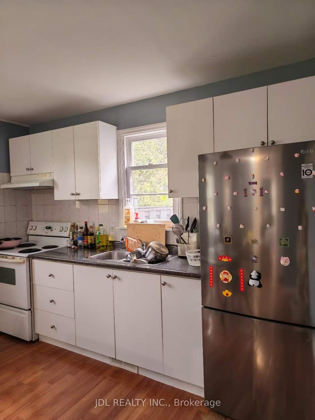 555 Wellington Street photo 4