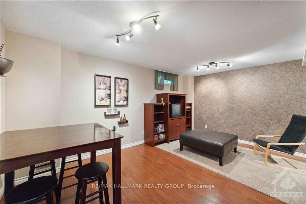 1742 LAMOUREUX Drive Unit A photo 27