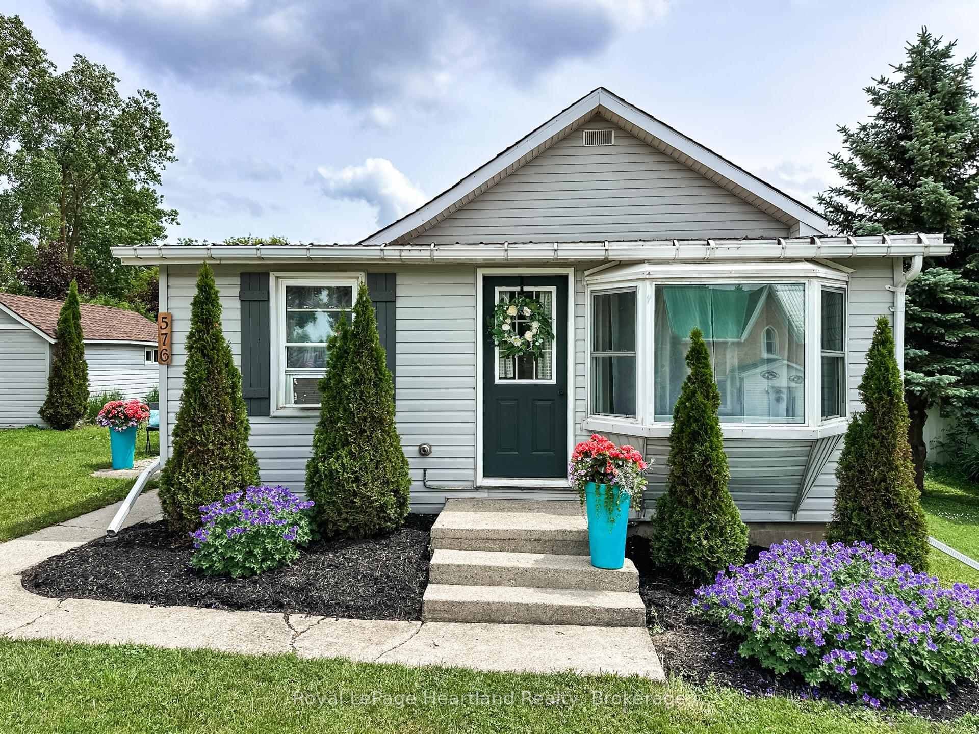 576 Queen Street photo 2
