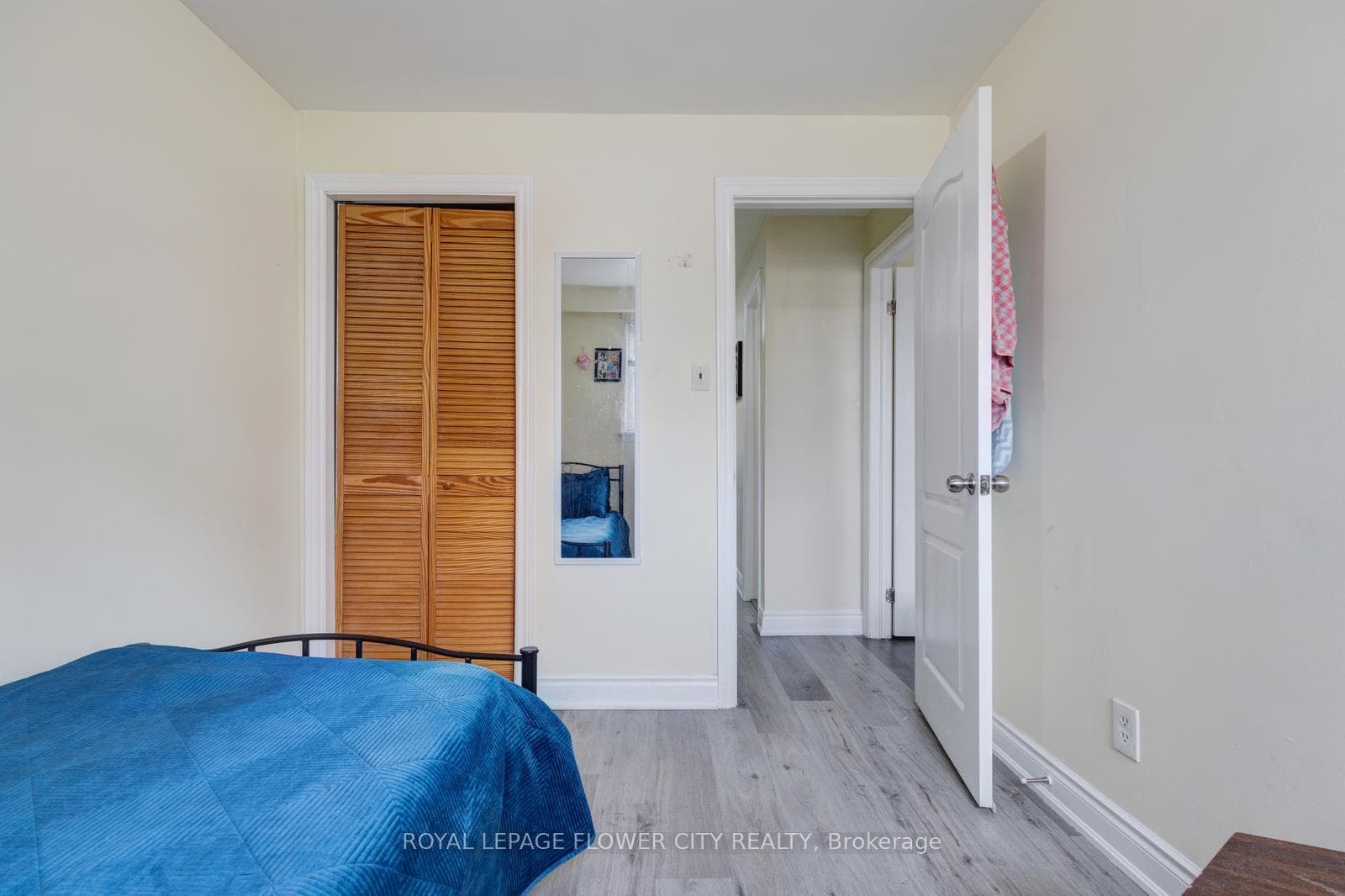 435 Silverstone Drive Unit 19 photo 32