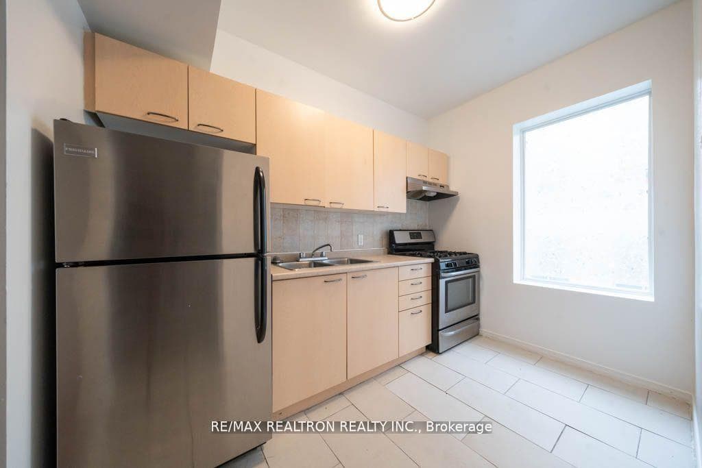 414 Jarvis Street Unit 305 photo 4