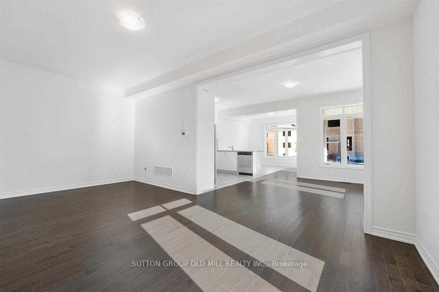 41 Ferragine Crescent photo 9