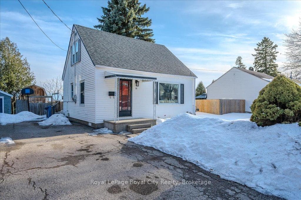 111 Memorial Crescent photo 3