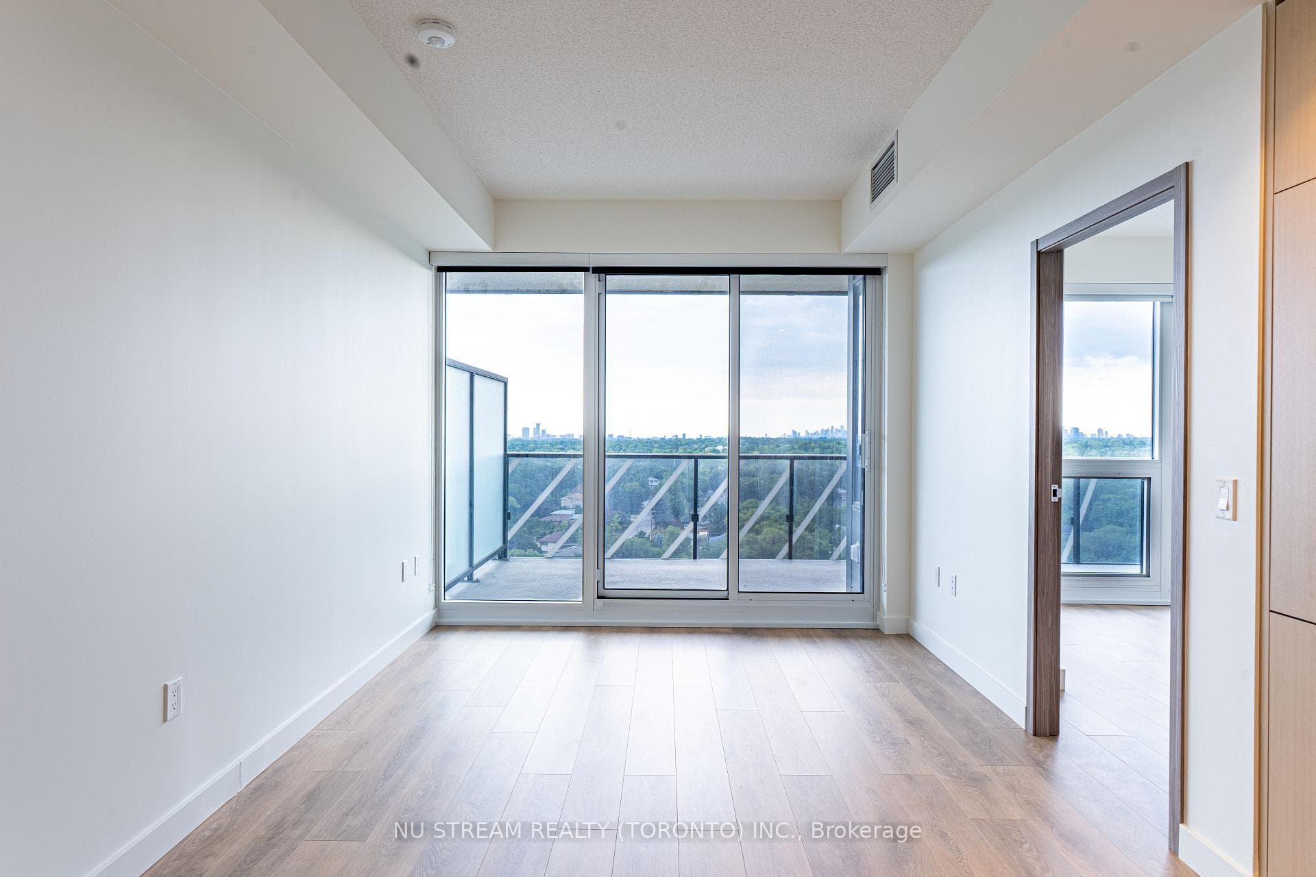 95 Mcmahon Drive Unit 1805 photo 14