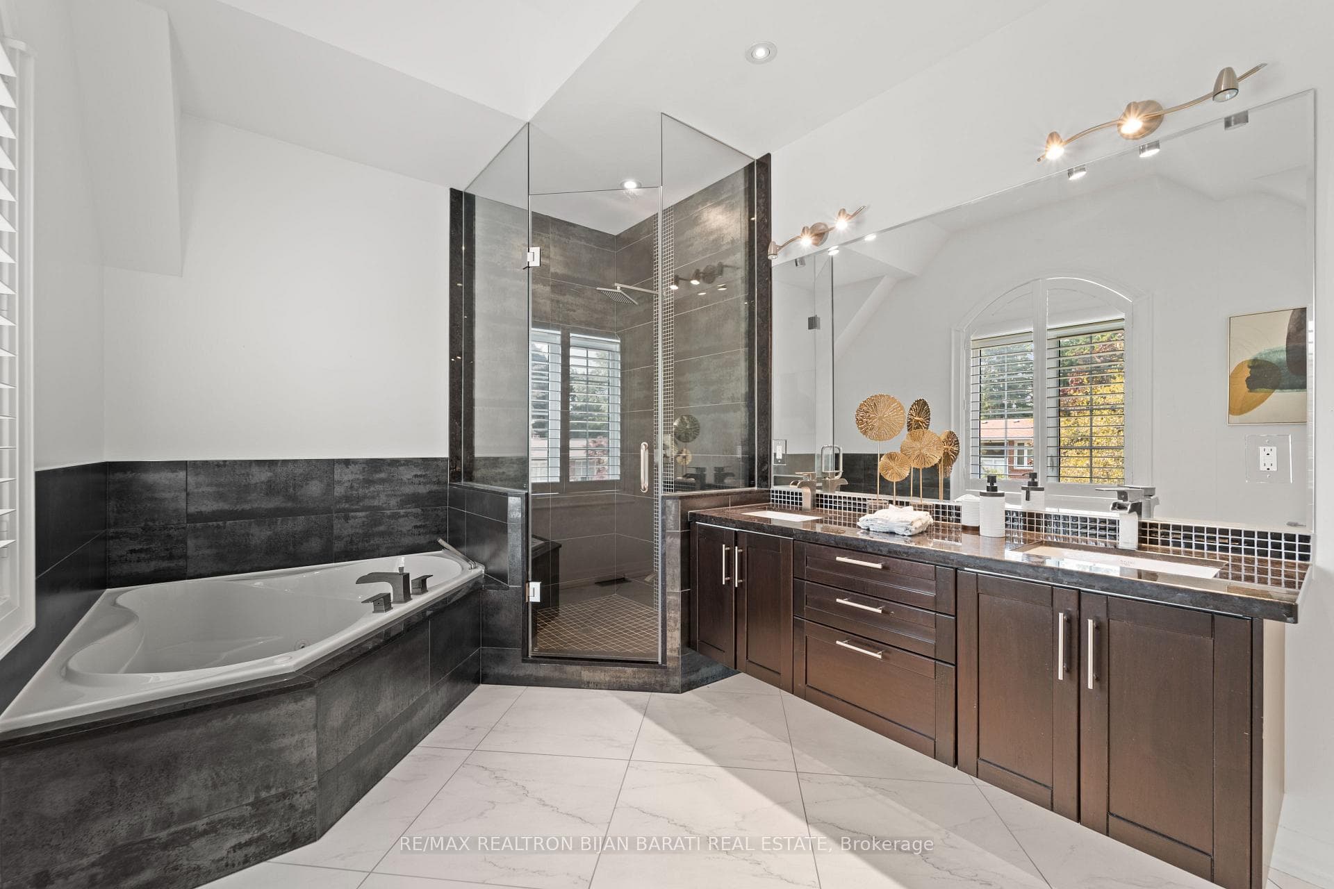 64 Cresthaven Drive photo 23