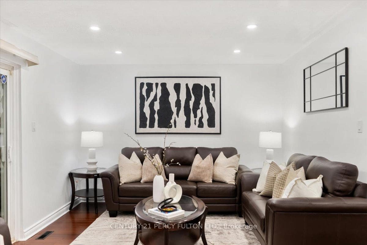 99 Palmdale Dr- living room