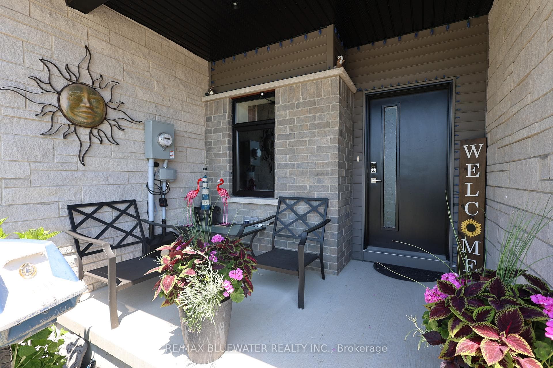 584 Albert Street photo 4