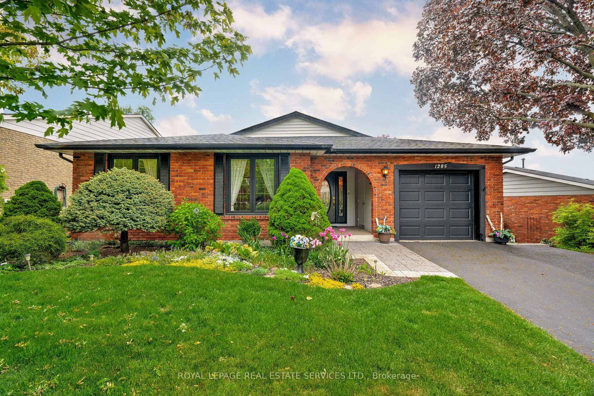 1285 Hart Crescent photo 1