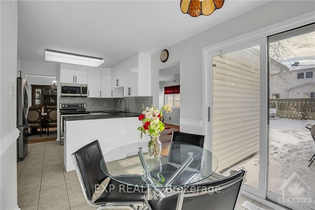 716 MOREWOOD Crescent photo 11