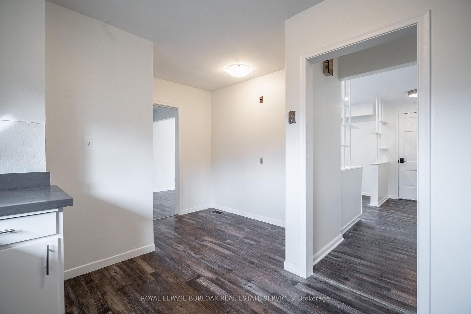 4 STARLIGHT Court Unit Upper photo 11
