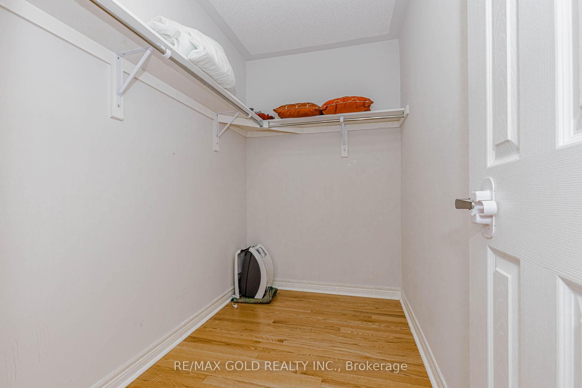 566 Bessborough Drive photo 24