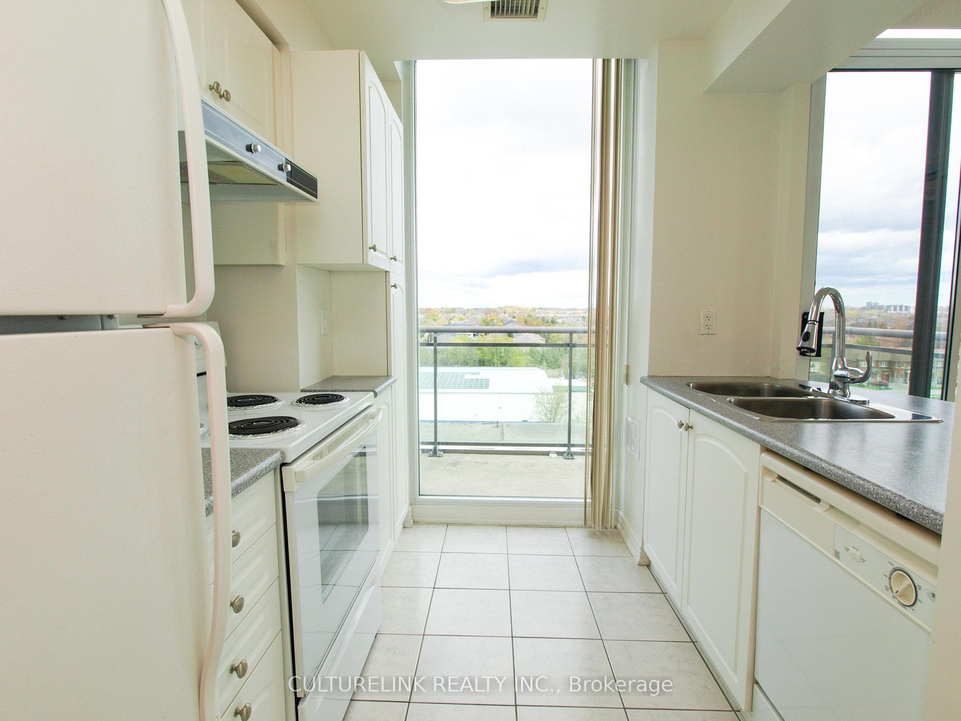 310 Red Maple Road Unit 814 photo 6
