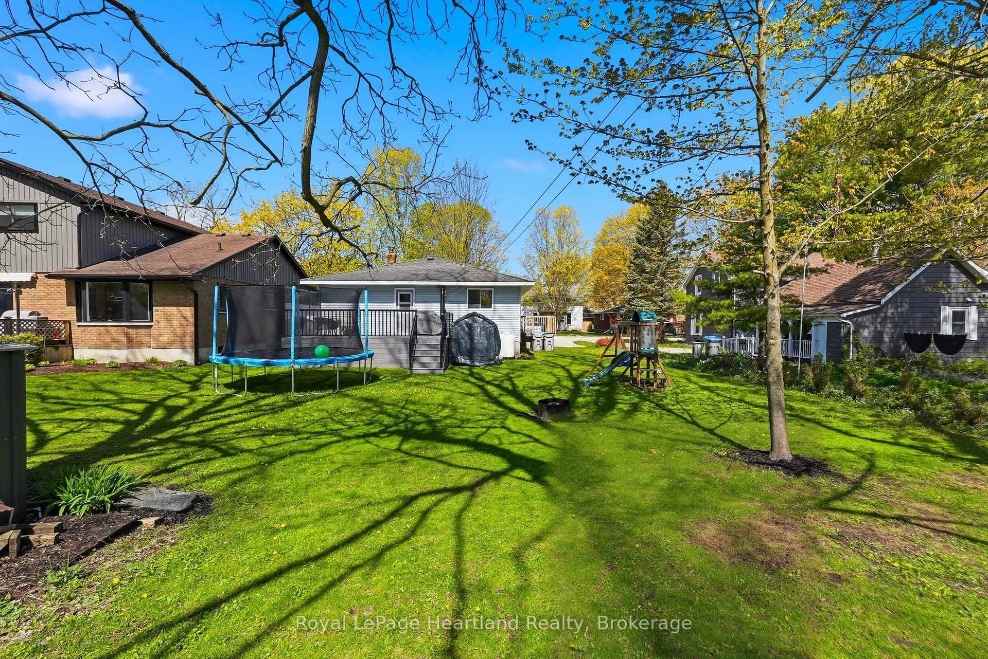 533 Ainley Street photo 25