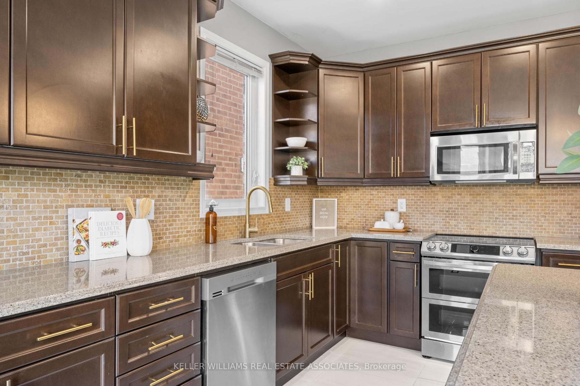 689 Gervais Terrace photo 16