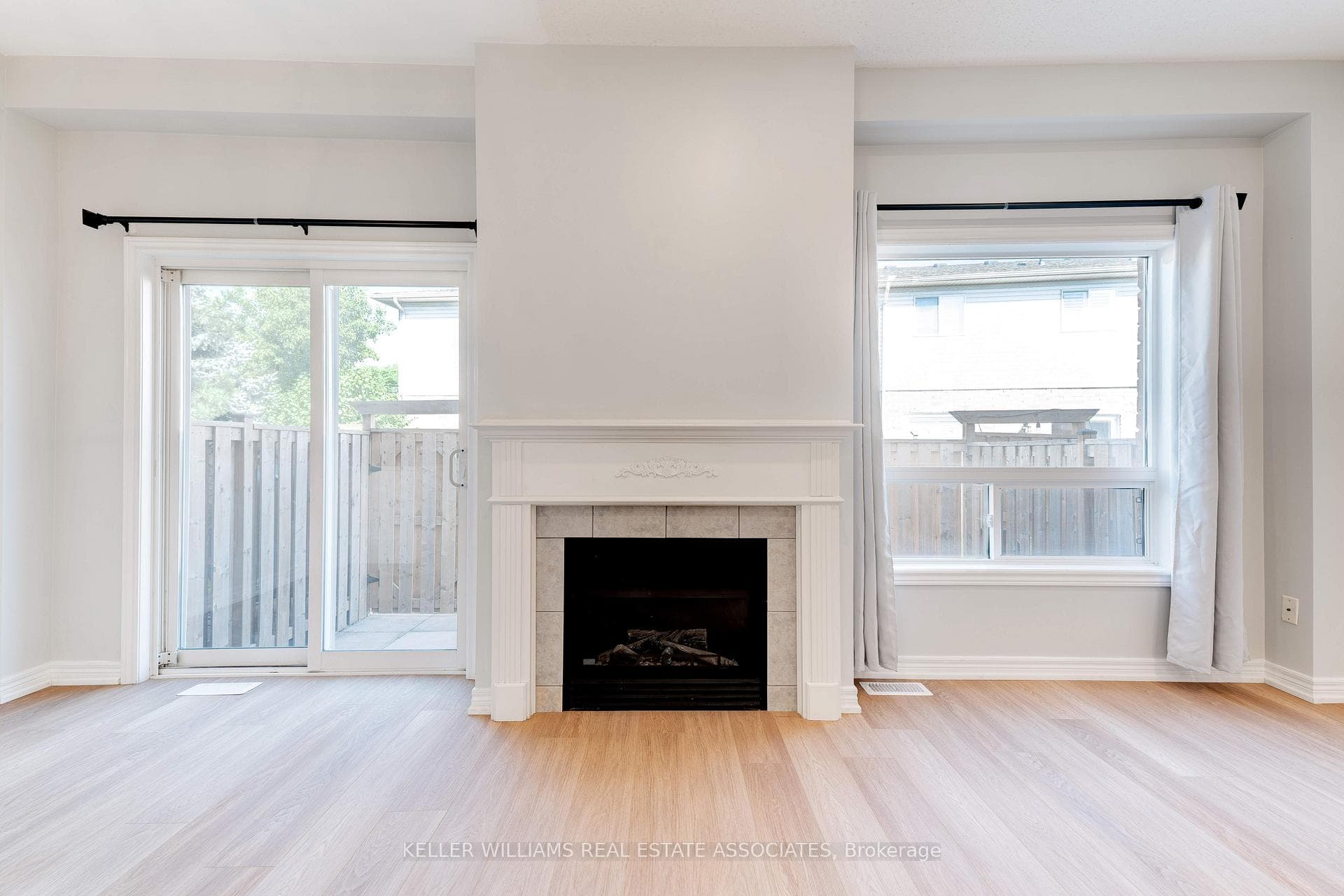 2123 Walkers Line Unit 4 photo 6