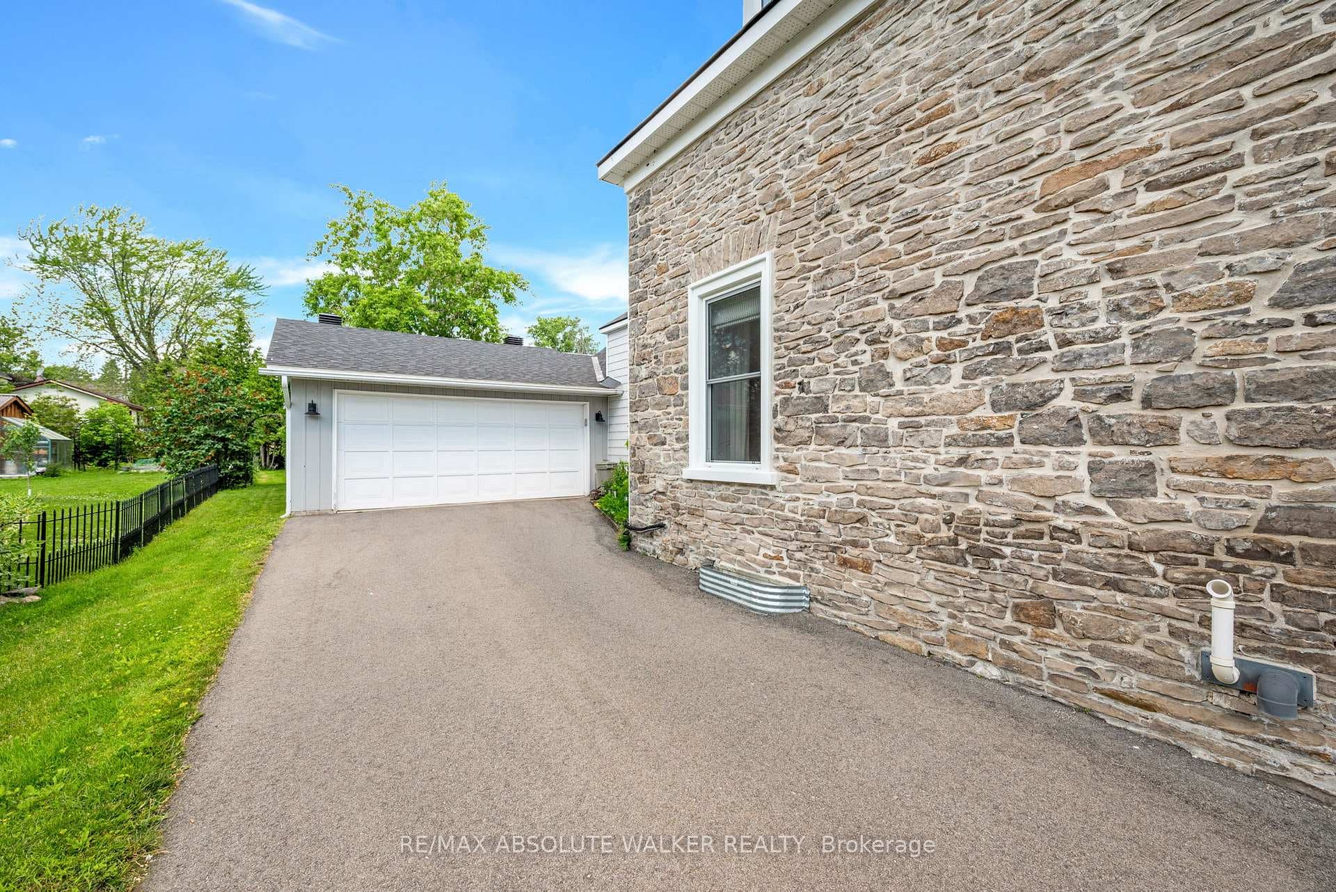 652 Henry Street photo 41