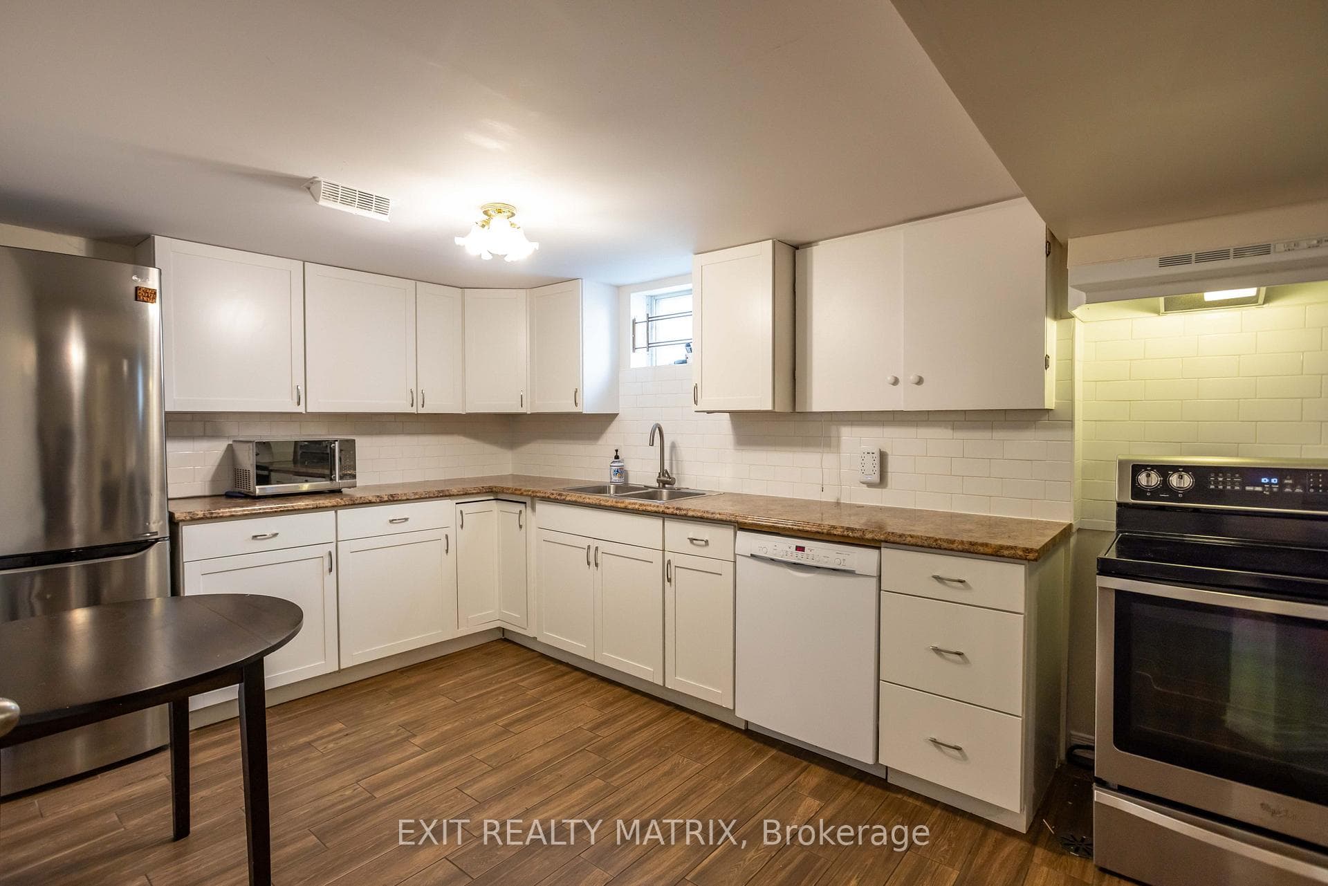 552 Dunbrack Street photo 27